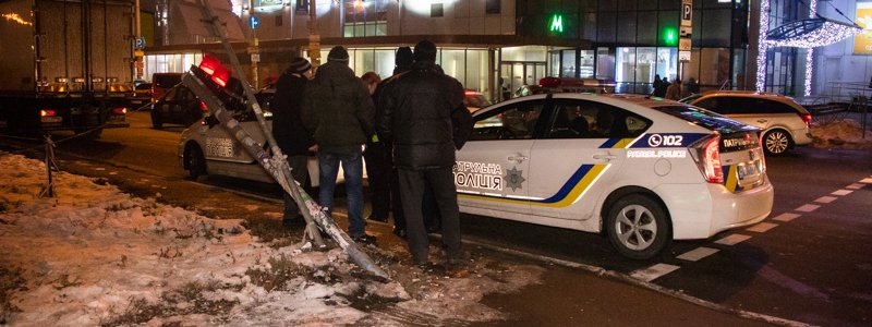 В Киеве на Оболони фура АТБ въехала в Lada: машины снесли светофор
