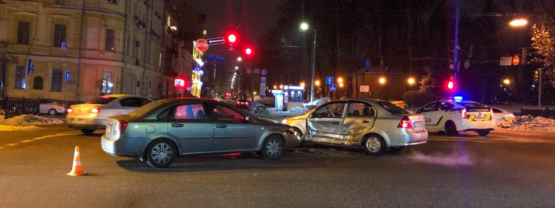В Киеве на бульваре Шевченко не поделили дорогу Chevrolet и Daewoo