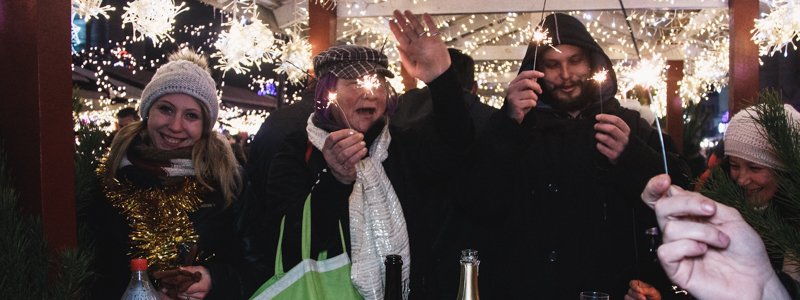Танцы, объятия и фото на память: как жители Киева встречали Новый год 2019 на Контрактовой площади