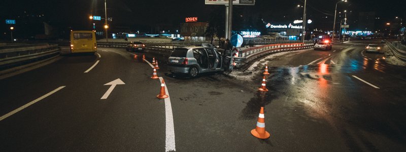 В новогоднюю ночь в Киеве на "Колибрисе" Renault врезался в ограждение и сгорел