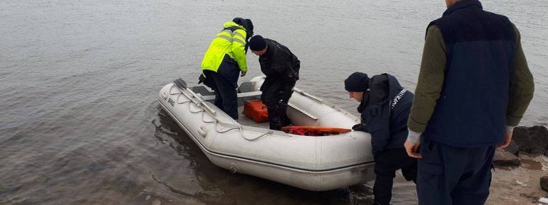 В Киеве у рыбака в лодке случился инсульт