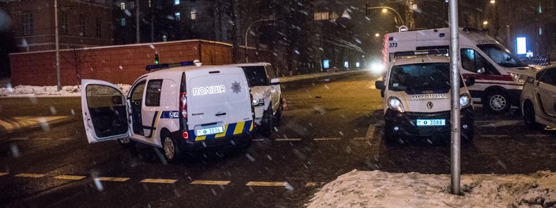 В центре Киева Range Rover врезался в полицейский автомобиль
