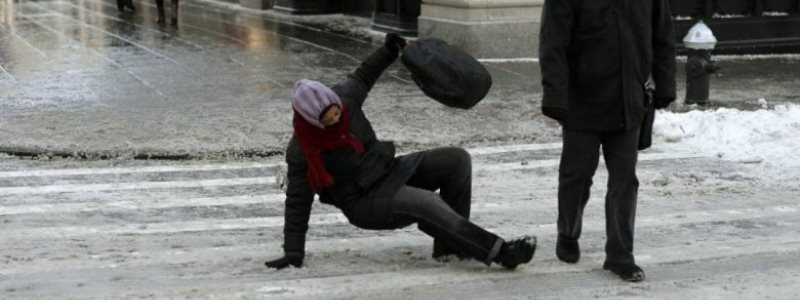 В Киеве ожидается снег и гололед: как правильно передвигаться по скользкому городу
