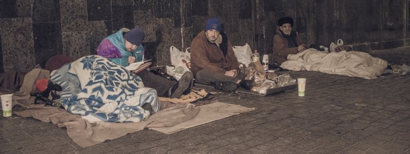 На дне Майдана: как живет коммуна бездомных в переходе под главной площадью страны
