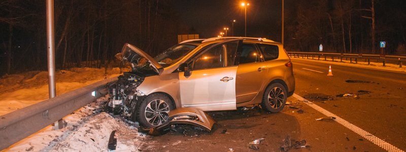 Под Киевом на светофоре Renault протаранил Mercedes: пострадал мужчина