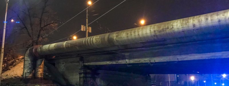 В Киеве внутри Воздухофлотского моста нашли мертвую женщину
