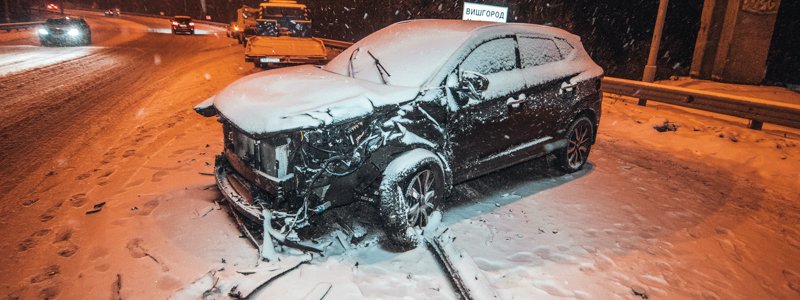 Под Киевом Mercedes Gelenvagen протаранил Hyundai: пострадала девушка
