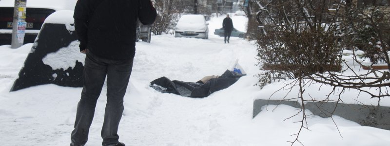 В Киеве на Отрадном во дворе дома скончалась женщина