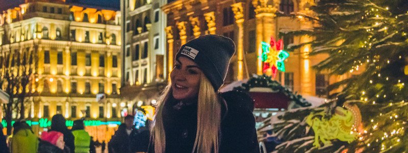 Счастливые улыбки и рождественская атмосфера: как жители Киева отмечали сочельник на Контрактовой площади