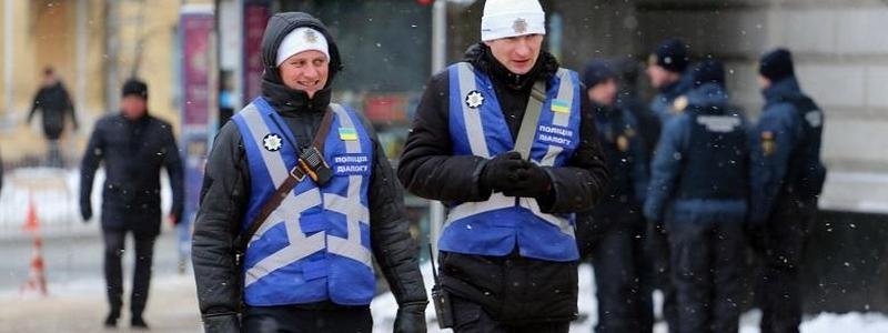 В центр Киева стянули больше тысячи полицейских и установили спасательный пост