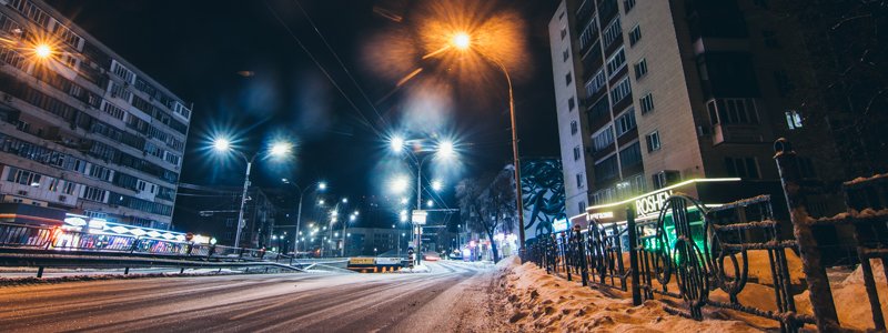 Красота заснеженных улиц: как в Киеве выглядит Чоколовский бульвар под светом фонарей