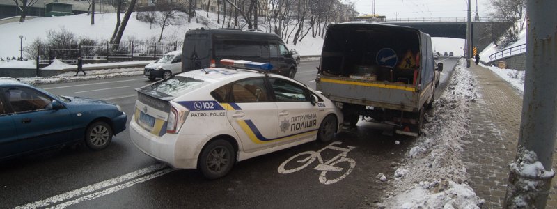 В Киеве полицейский Prius преследовал Land Cruiser и влетел в грузовик "Киевавтодора"
