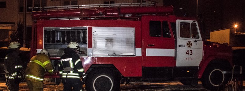 В Киеве на Троещине во дворе дома сгорели две машины