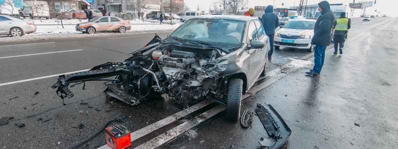 В Киеве на Харьковском микроавтобус протаранил Volkswagen с девушкой за рулем