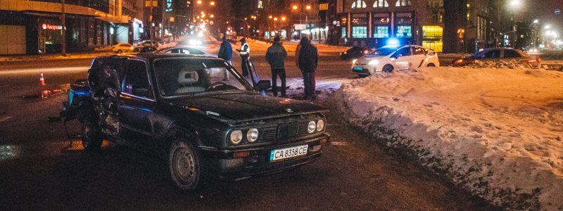 В Киеве на площади Победы не поделили дорогу такси Uber и BMW