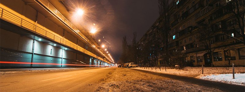 Особый взгляд: как выглядят заснеженные Оболонский проспект и Минская площадь ночью