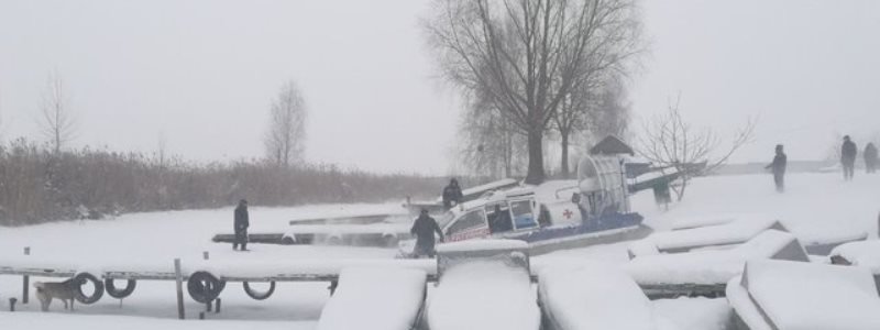 Под лед Киевского моря провалились трое мужчин