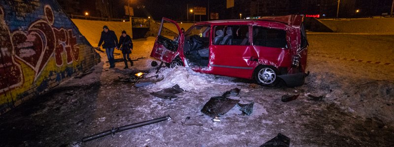 В Киеве на Троещине микроавтобус Mercedes снес ограждение и вылетел в круг