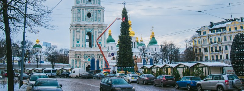 В Киеве на Софийской площади разбирают елку и рождественский городок