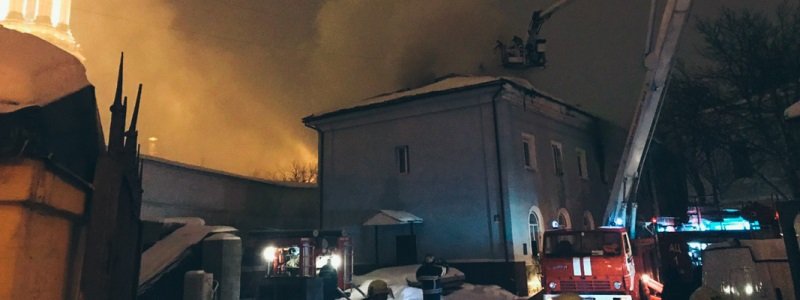 В Киеве продолжает пылать Лавра: есть угроза обвала здания