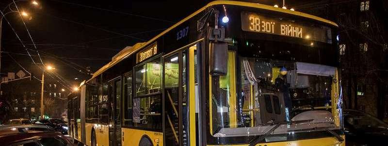 В центре Киева из-за пожара в Лавре перестал ходить троллейбус
