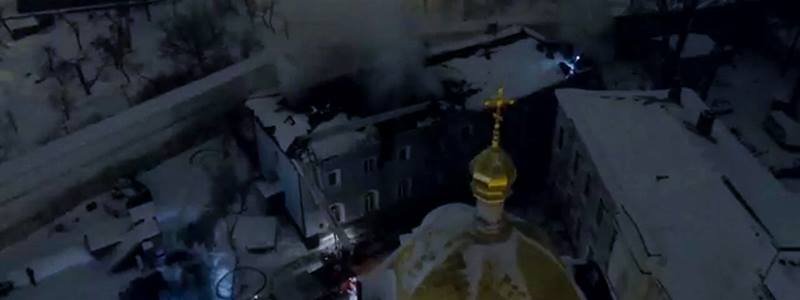 В Киево-Печерской Лавре продолжают тушить пожар: видео с высоты