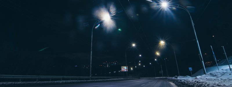 Особый взгляд: как выглядит зимняя улица Протасов Яр под ярким светом фонарей