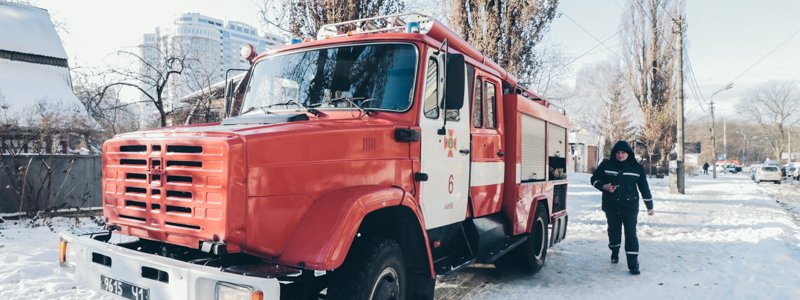 В Киеве на Рижской горел частный дом: погиб хозяин