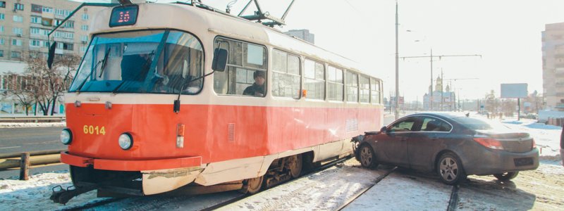 В Киеве на Оболони Opel врезался в трамвай с пассажирами