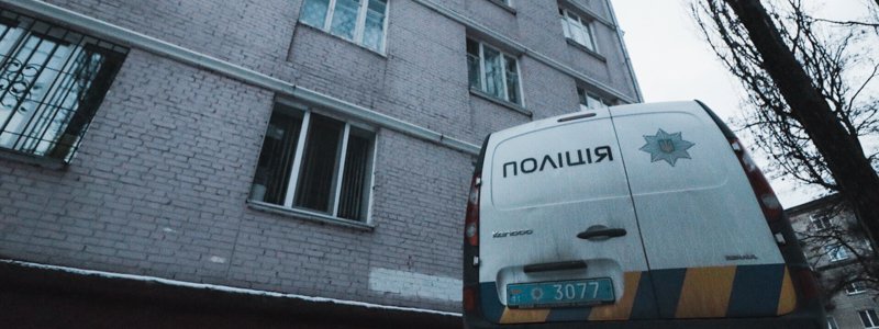 В Киеве на Вышгородской мужчина выпал с третьего этажа и разбился