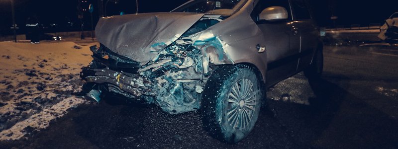 В Киеве на Днепровской набережной столкнулись Lanos и Hyundai: пострадали оба водителя