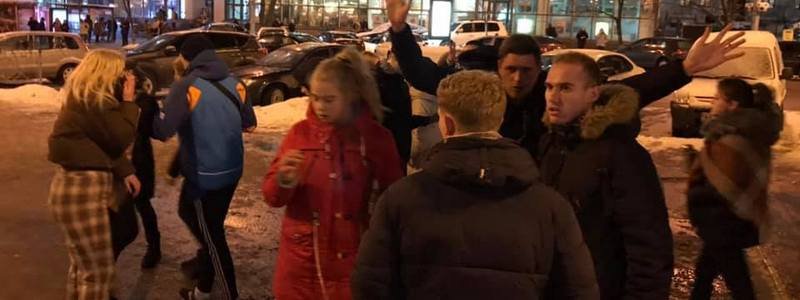 В Киеве у ТРЦ Gulliver подростки толпой избивали мужчину: подробности и реакция соцсетей