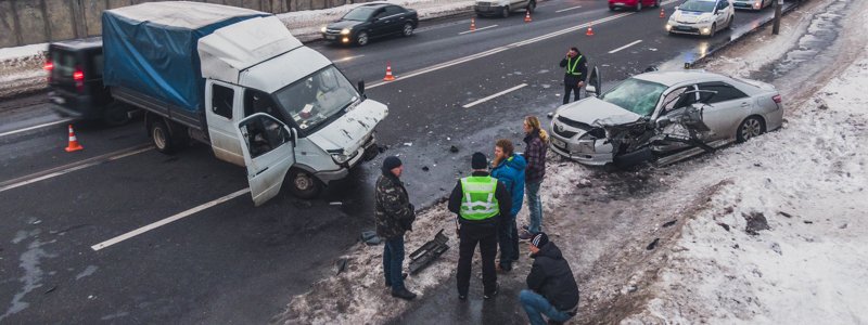 В Киеве на Газопроводной лоб в лоб столкнулись Toyota и «Газель»: пострадали три человека