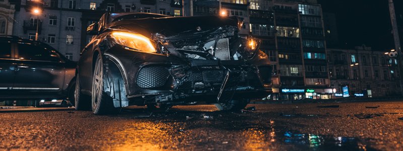 В Киеве возле ТРЦ Gulliver столкнулись Mercedes и Honda