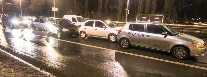 В Киеве на Дорогожичах из-за пьяного водителя Range Rover столкнулись пять машин