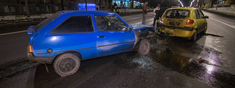 В Шевченковском районе Киева автомобиль Hyundai Getz стал участником сразу двух ДТП