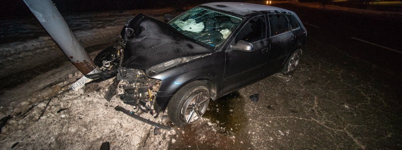 В Киеве на Троещине Audi А3 снесла электрический столб: водитель скрылся с места происшествия