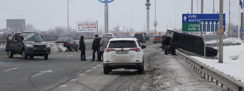 Под Киевом Toyota отправила Gelandewagen за отбойник и перевернулась: пострадал мужчина