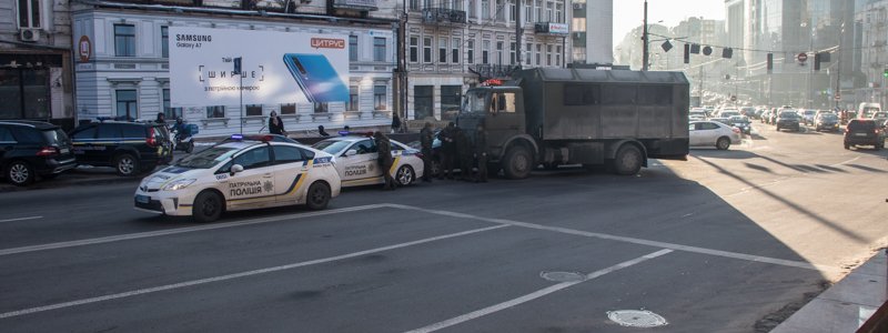 В центре Киева МАЗ с бойцами Нацгвардии врезался в Renault: образовалась огромная пробка