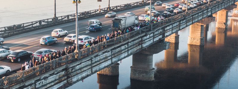 В Киеве на мосту Патона люди создали "живую цепь" в честь Дня Соборности Украины: фото с высоты