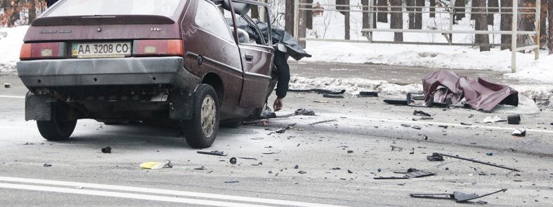 В Киеве на Столичном шоссе "Таврия" столкнулась лоб в лоб с Volkswagen: погибли три человека