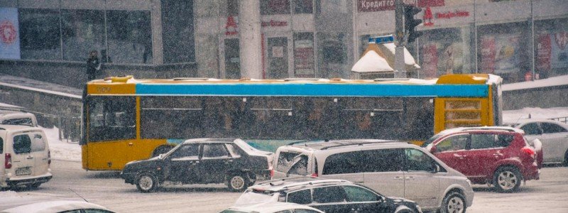 В Киеве из-за снегопада общественный транспорт сбился с графика