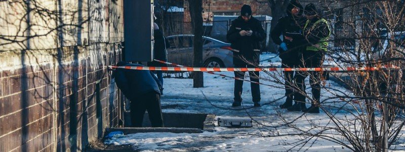 В Киеве мужчина смертельно ранил товарища, выпил с ним и лег спать