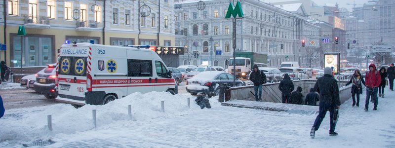 В Киеве на станции метро "Театральная" умер мужчина