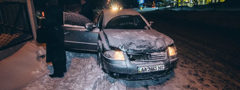 В Киеве на Жулянском мосту пьяный водитель Volkswagen протаранил Suzuki и пытался скрыться с места ДТП