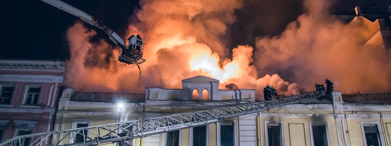 В Киеве на Подоле вспыхнул ресторан Tike: огонь тушат более двух часов