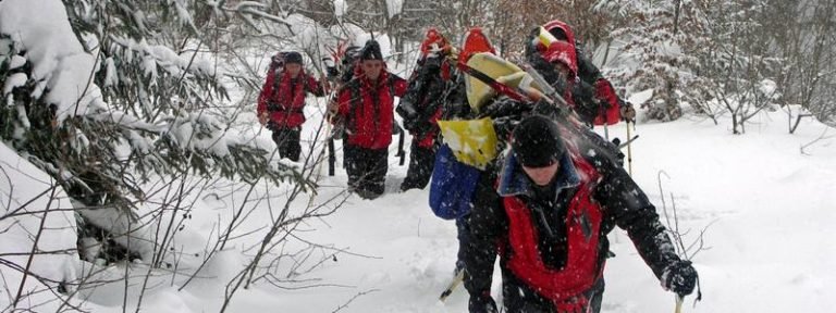 Туристы из Киева в Карпатах попали под снежную лавину: один парень погиб