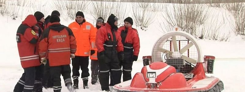 В Киеве на Днепре рыбак провалился под лед
