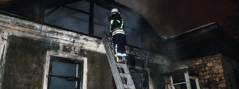 В Киеве пьяные бездомные сожгли частный дом