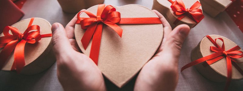 Ножи, тапочки и часы: что нельзя дарить на День святого Валентина